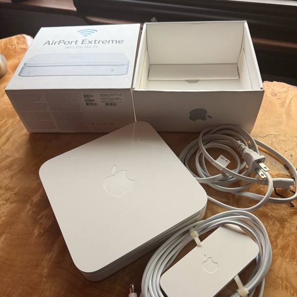 Apple Airport Extreme Wifi Extender - Picture 2 of 7